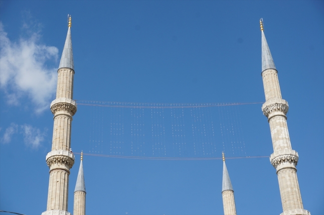 “Son mahyacı” minareleri Ramazan’a hazırladı